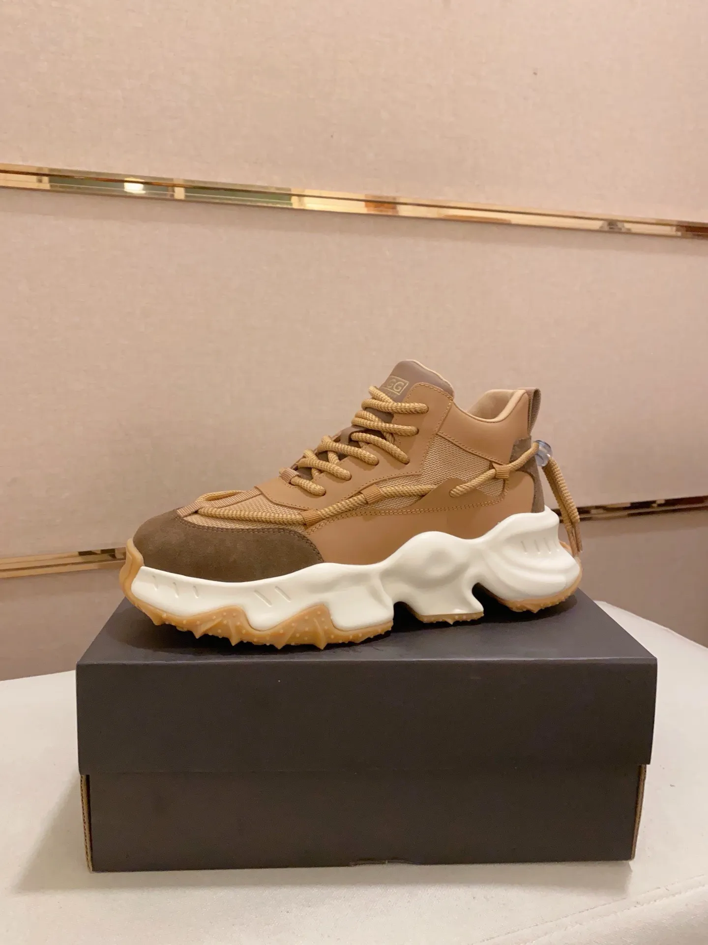 Factory price: 760💰(high-end goods) UGG❄️❄️The latest fashionable men's shoes👟 1:1⃣️Quality, fabric: high-end quality first-layer cowhide imported from Europe. Lining: wool lining, sole: pure imported foam outsole. ❤️High-end goods, fine workmanship, trendy and fashionable. The fit is very classy. If you know the goods, you will not be able to refuse😍😍Number of codes: 39-44